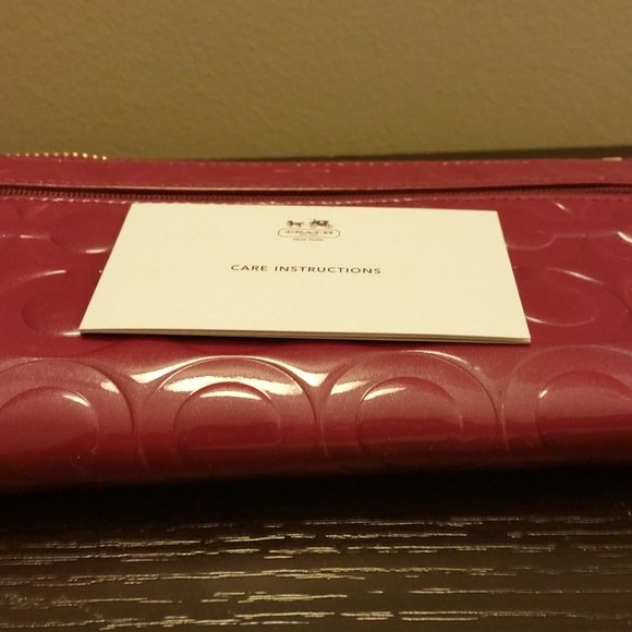 Gorgeous Coach Peyton Embossed Clutch - Picture 6 of 8